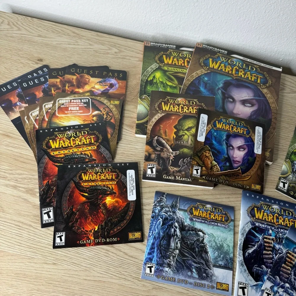 World of WarCraft Computer Game DVD ROM Lot and 2 Brady‎ Game Guides